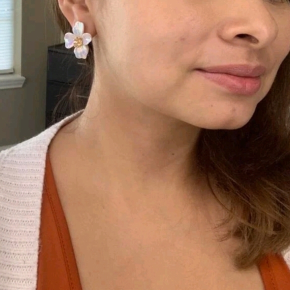 💖2/$30 Boho Gold white Daisy Flower dainty iridescent Stud cottagecore earrings - Picture 15 of 16